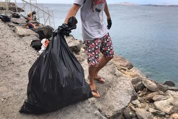 Limpieza de la escollera sur del muelle de Taliarte (Foto Pedro Martel/Wendy Cruz)